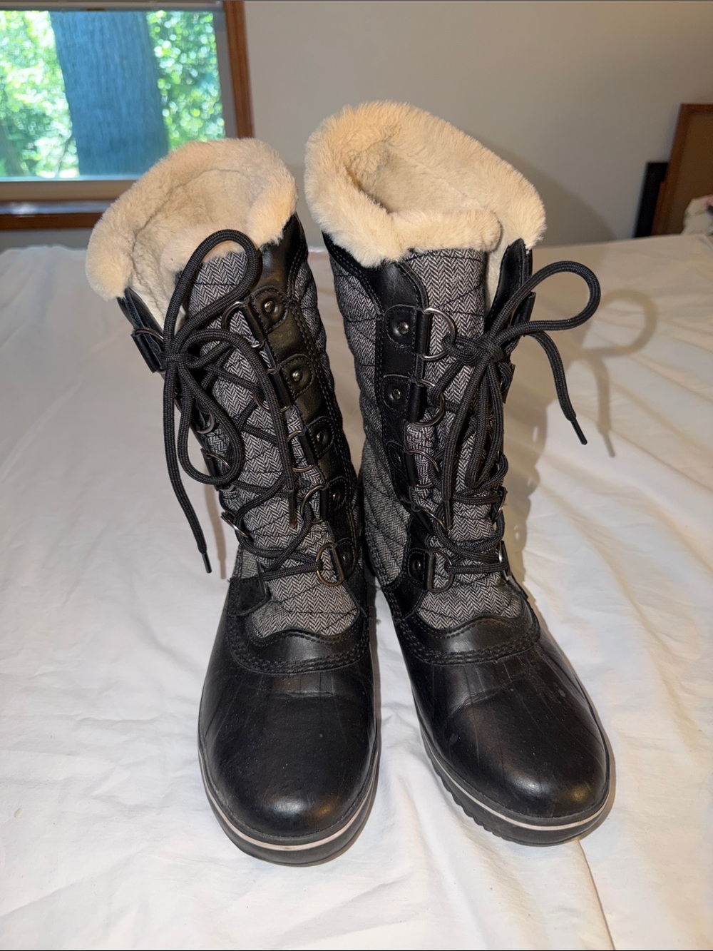 Women’s NWOT 8M Black and Gray Lace-Up Winter Boots with Cream Faux Fur